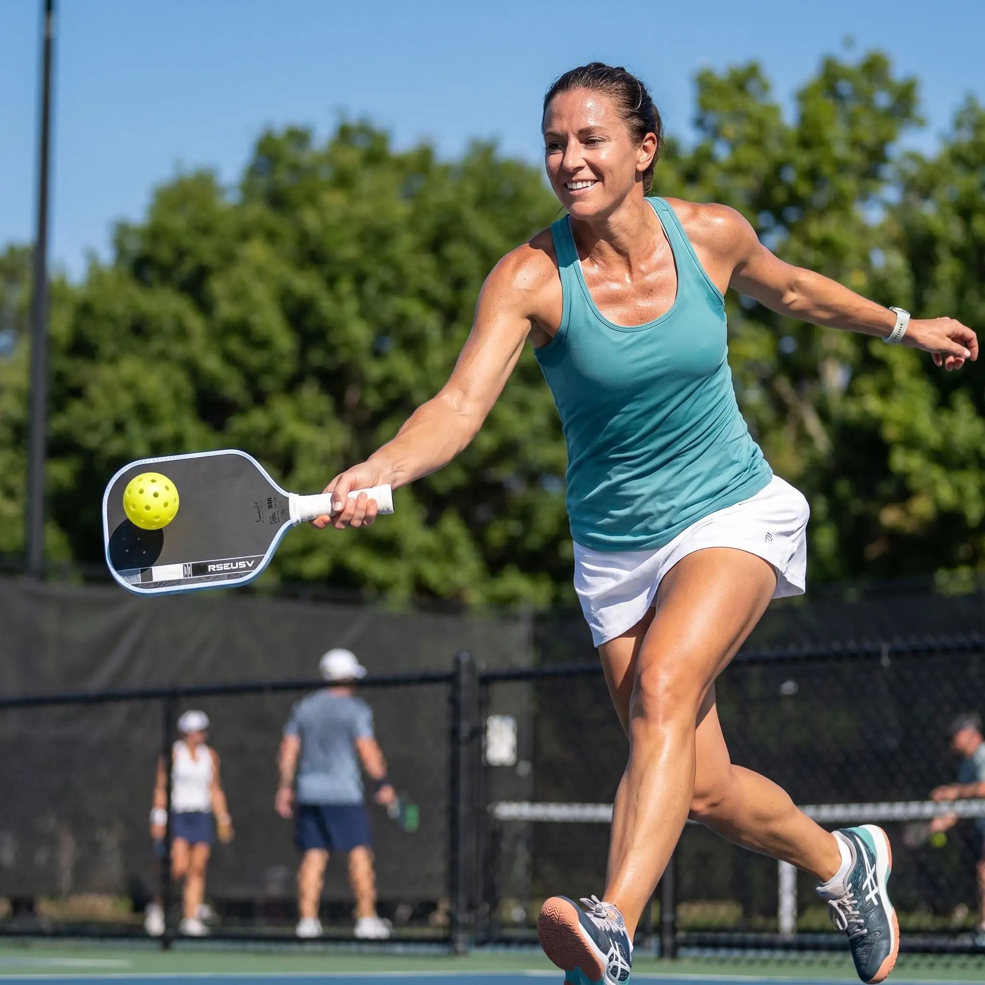  femme de 40 ans  frappant une balle de pickleball