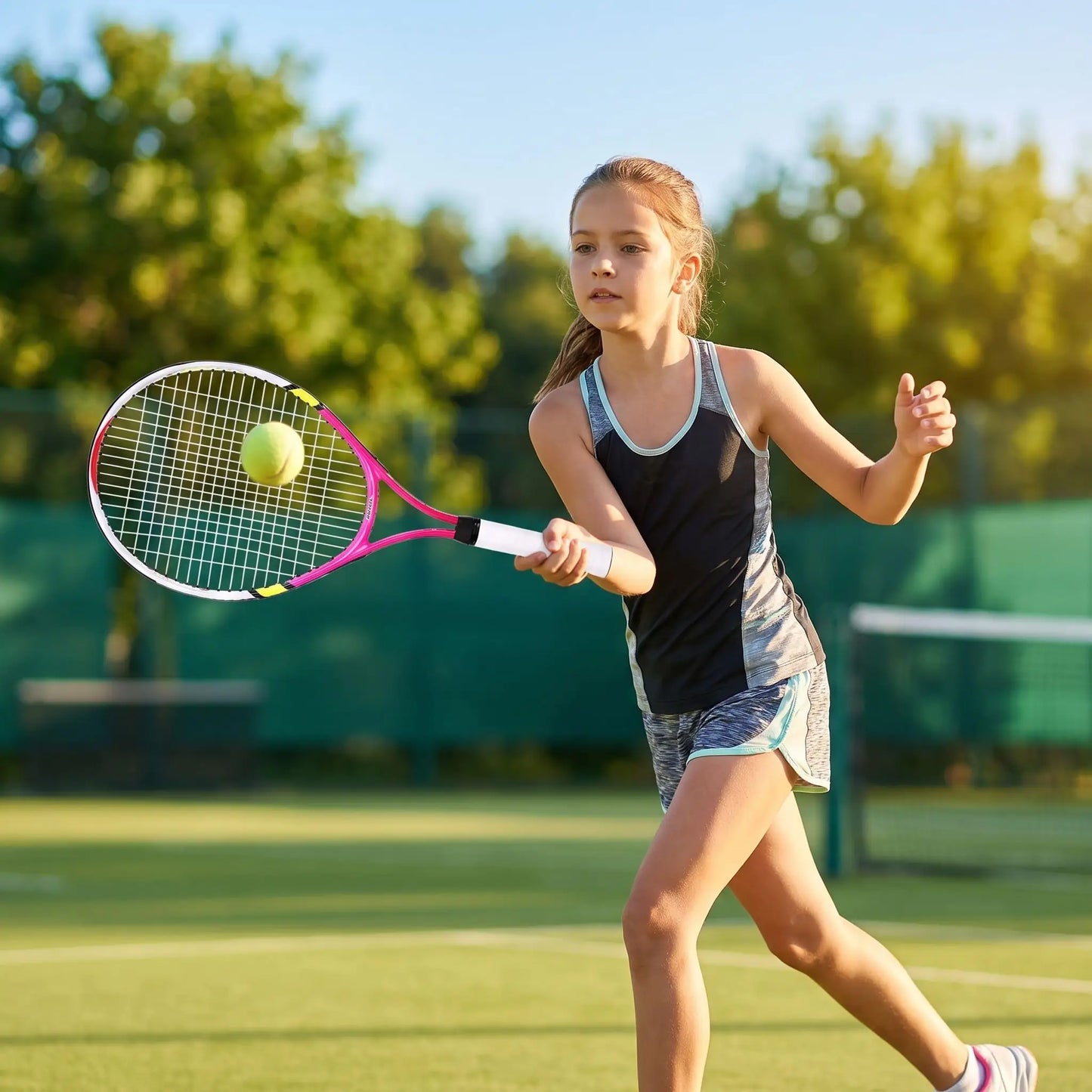 filette de 8 ans frappe la balle avec confiance
