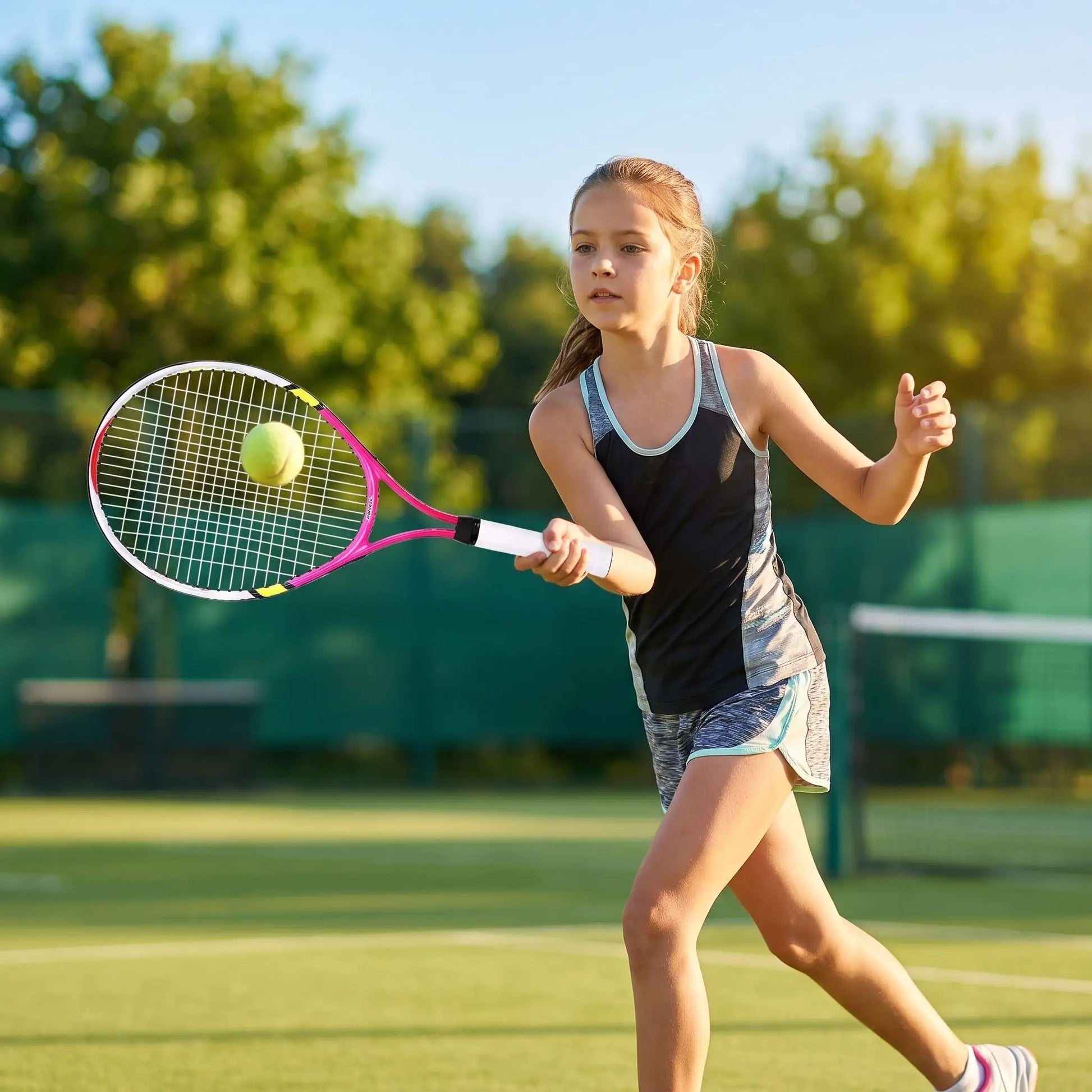 filette de 8 ans frappe la balle avec confiance