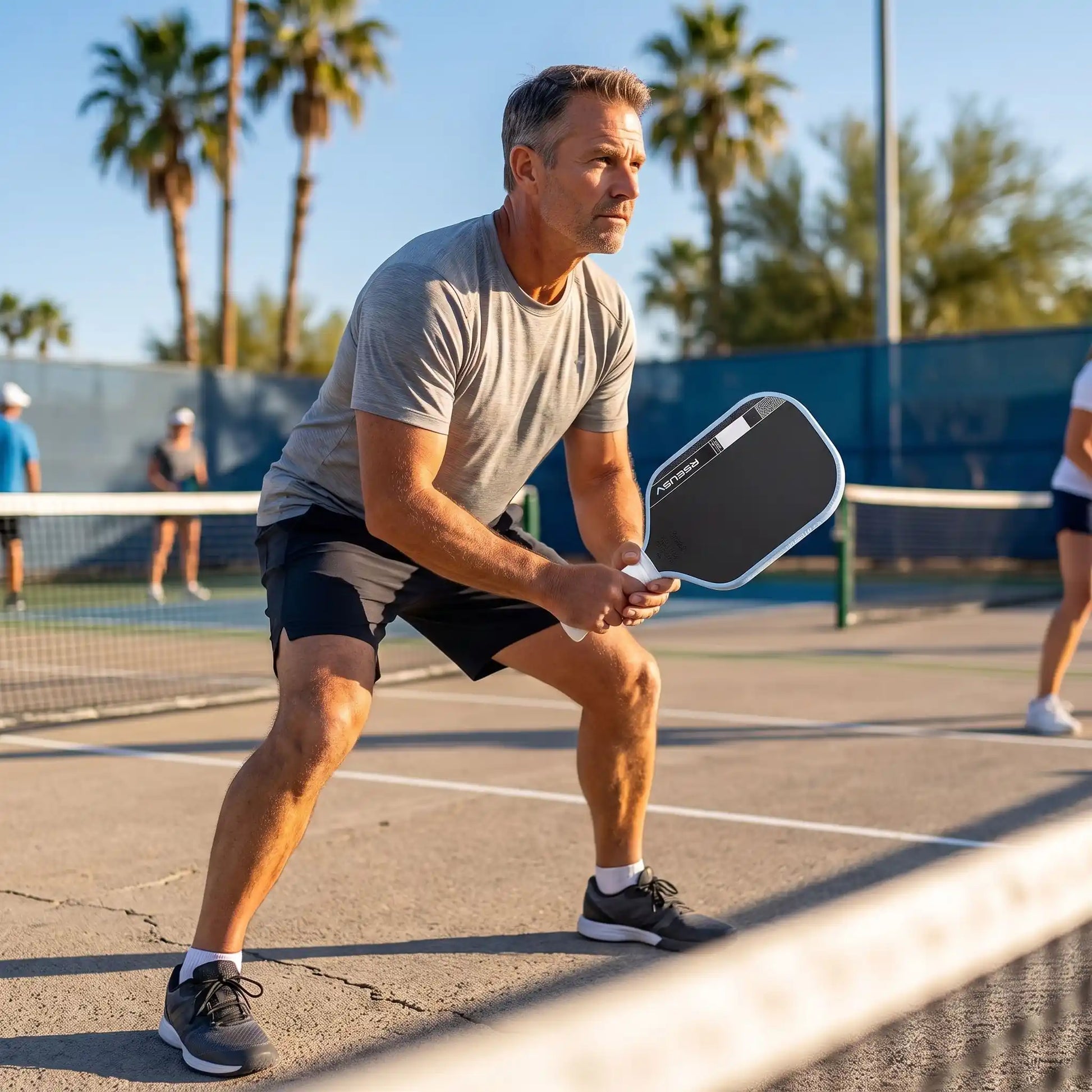homme de 50 ans tenant raquette
pickleball